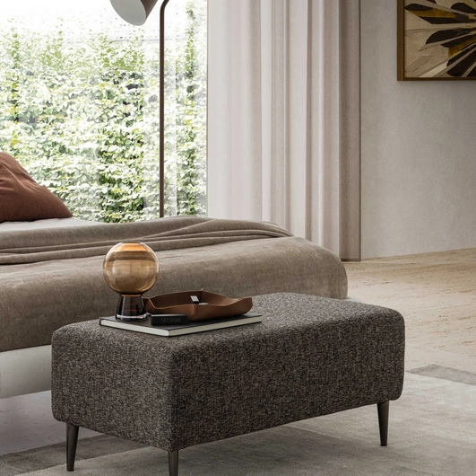 Pouf Eline in tessuto con piedini in metallo di Le Comfort