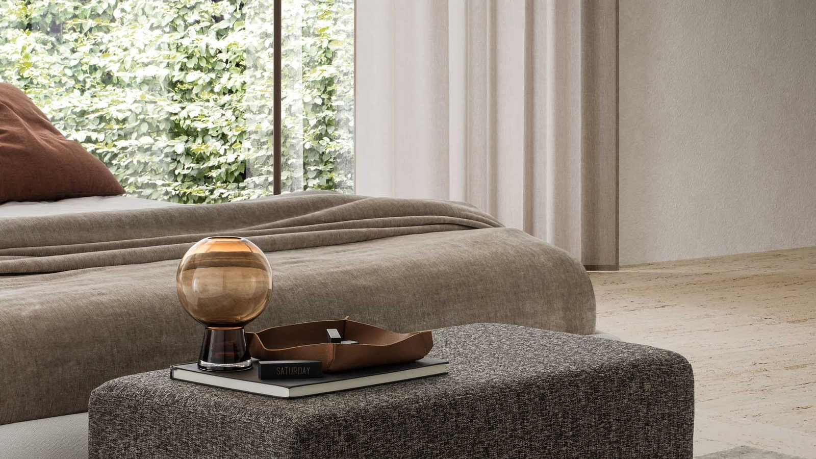 Pouf Eline in tessuto con piedini in metallo di Le Comfort