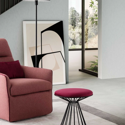 Pouf Liliane in tessuto imbottito con struttura in metallo di Le Comfort