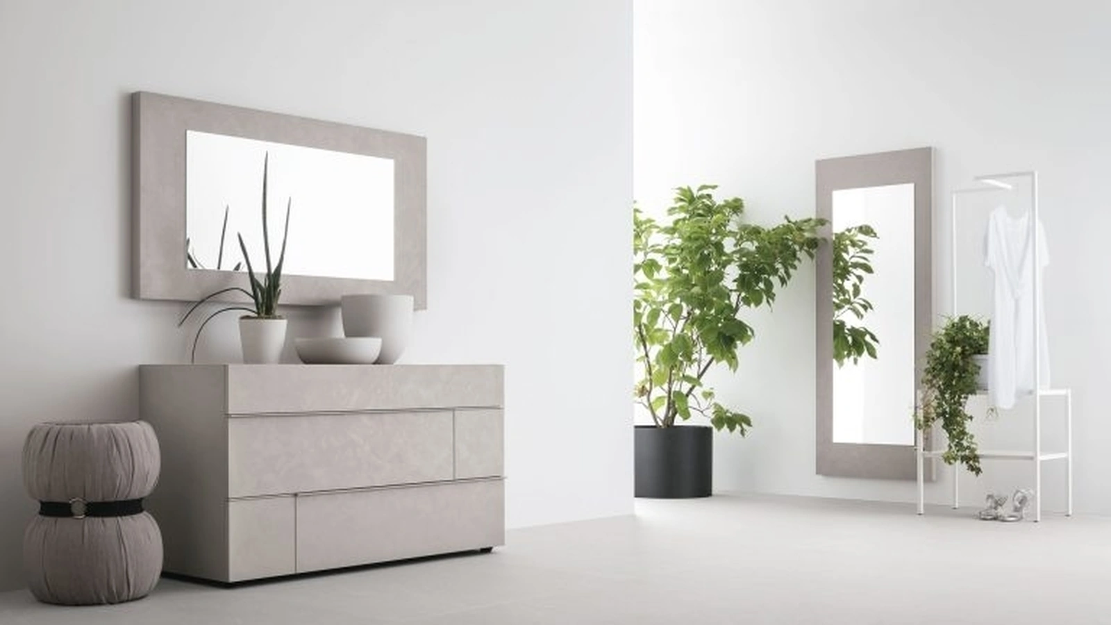 Specchio Replay con cornice in materico cemento chiaro di Tomasella