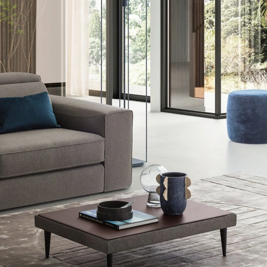 Tavolino rivestito in tessuto con vassoio in cuoio Wiky di Le Comfort