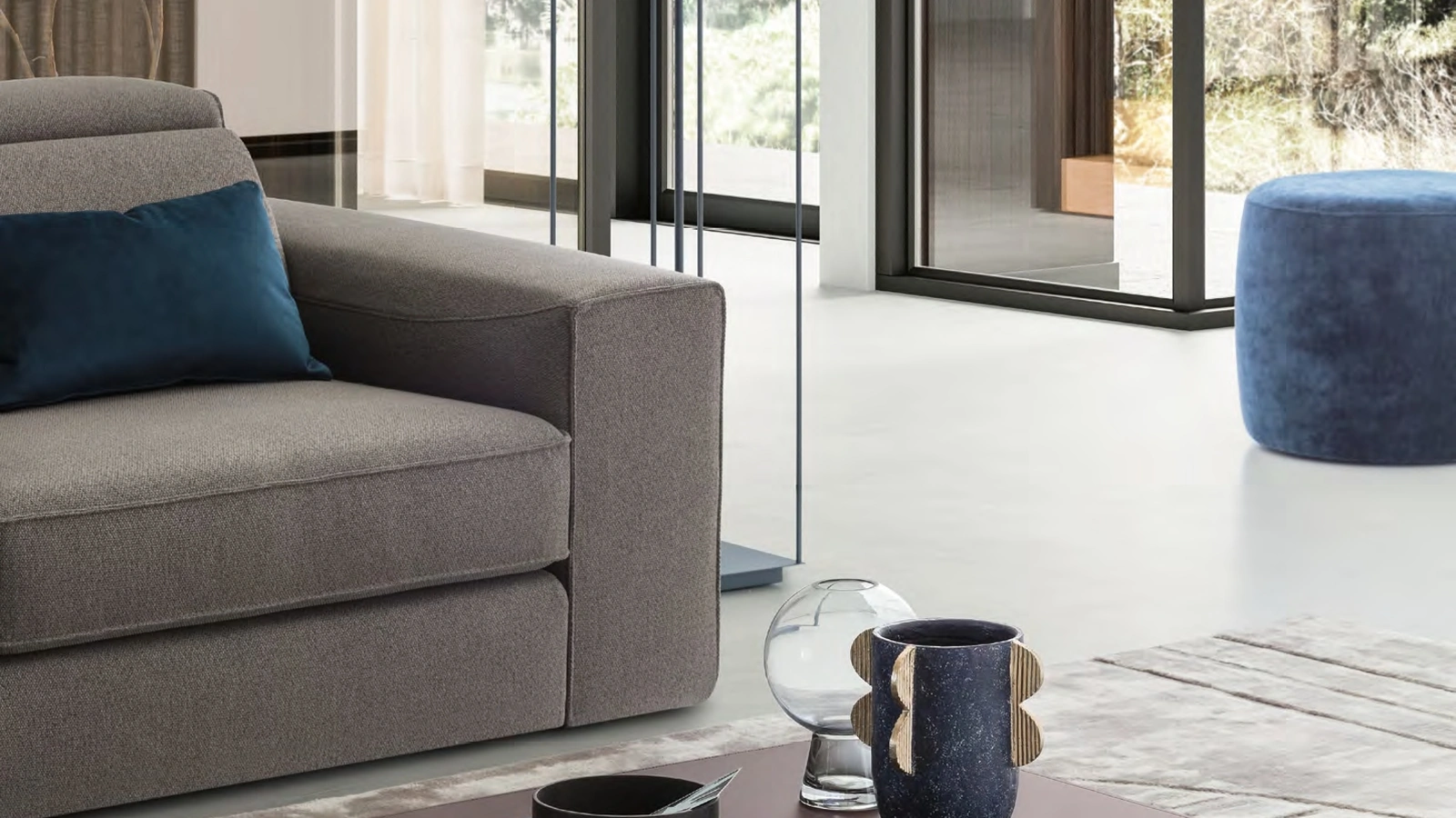 Tavolino rivestito in tessuto con vassoio in cuoio Wiky di Le Comfort