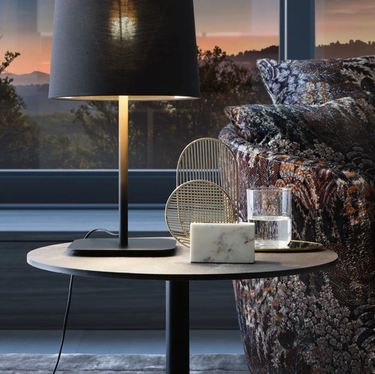 Lampada da tavolo Hygge con paralume in tessuto e base in metallo di Le Comfort