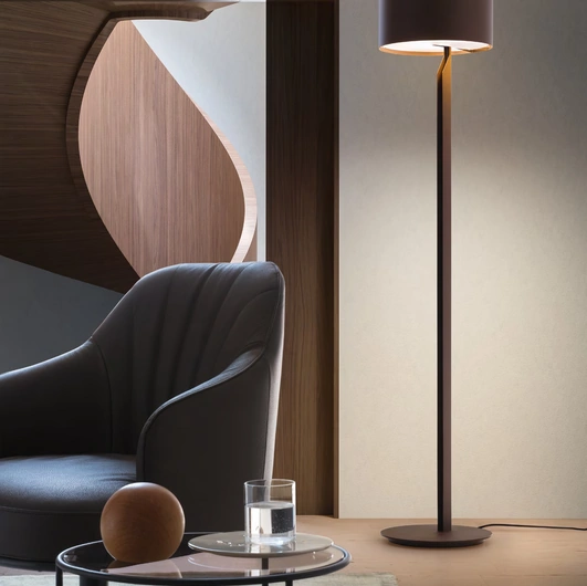 Lampada da terra Willowy in metallo laccato di Le Comfort