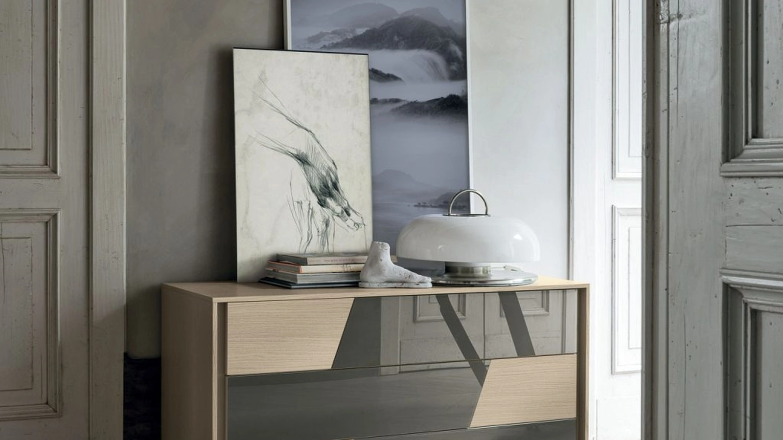 Comò Kross in materico con inserti in vetro di Tomasella