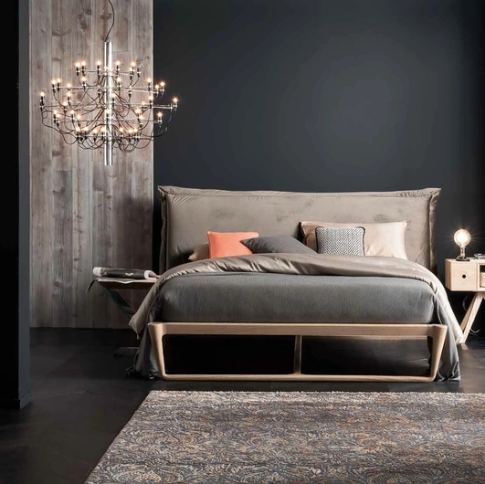 Letto in legno con testiera in tessuto Pegaso di Alta Corte