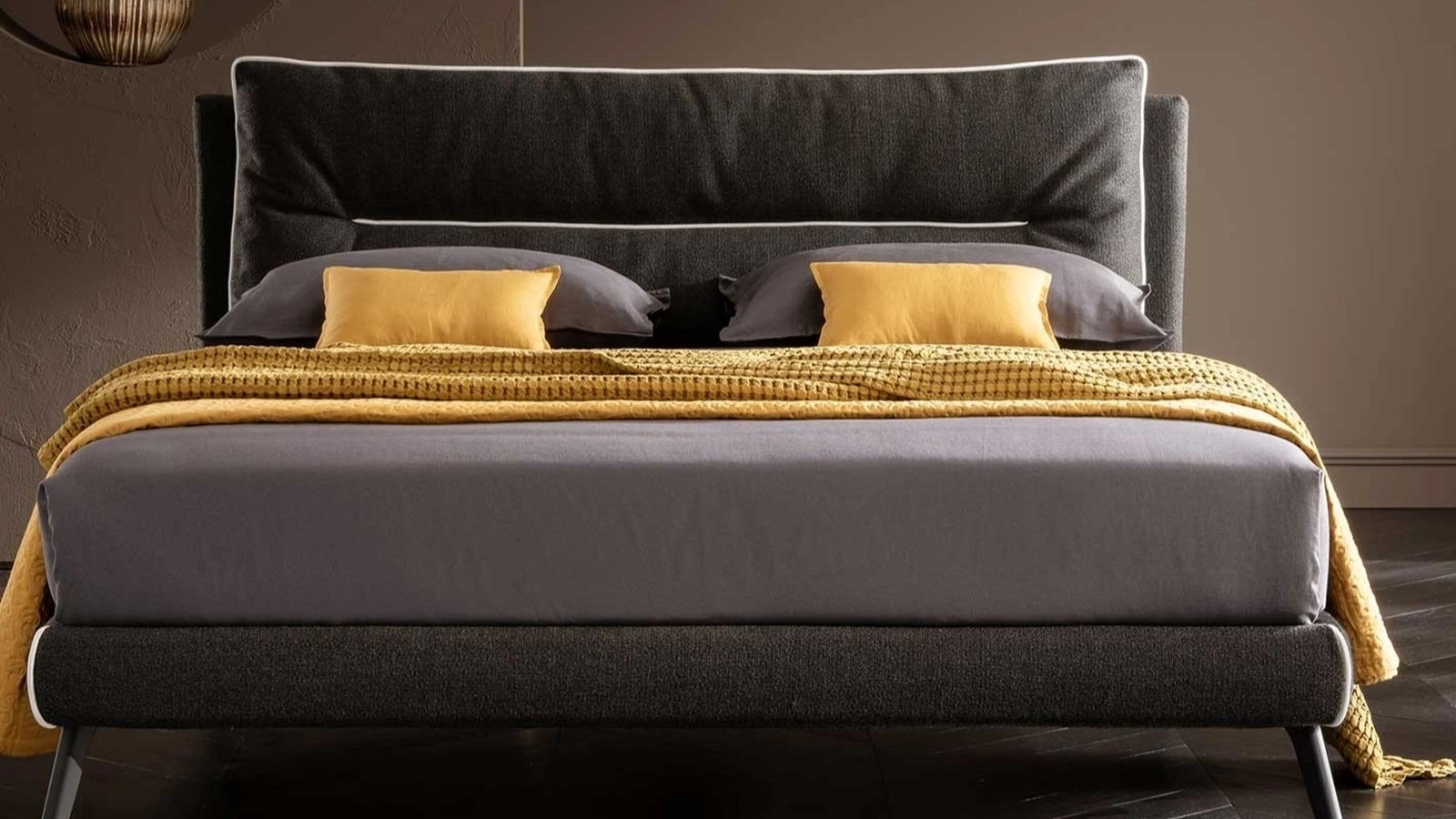 Letto in tessuto con testiera Soul Creta di Altrenotti