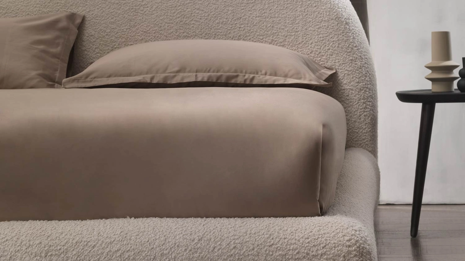 Letto con in tessuto con testiera Designer Curvy di Altrenotti