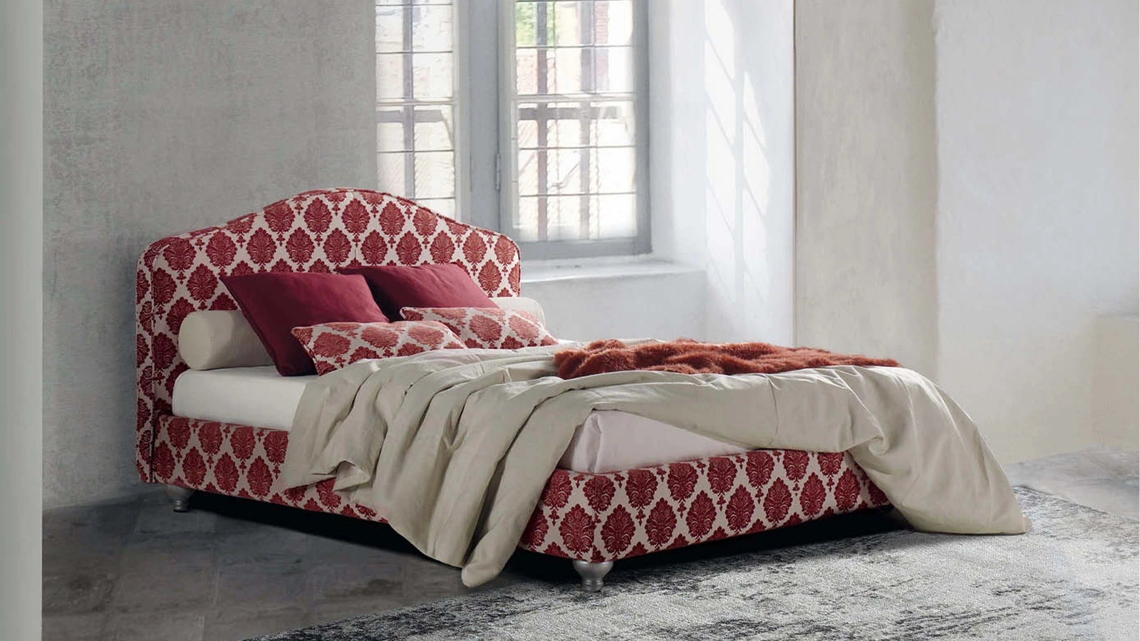 Letto matrimoniale con contenitore, in tessuto con testiera sagomata Romantico di Lettissimi