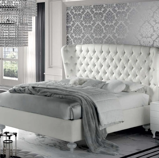 Letto con ampia testiera in pelle trapuntata Verdi di Stilfar