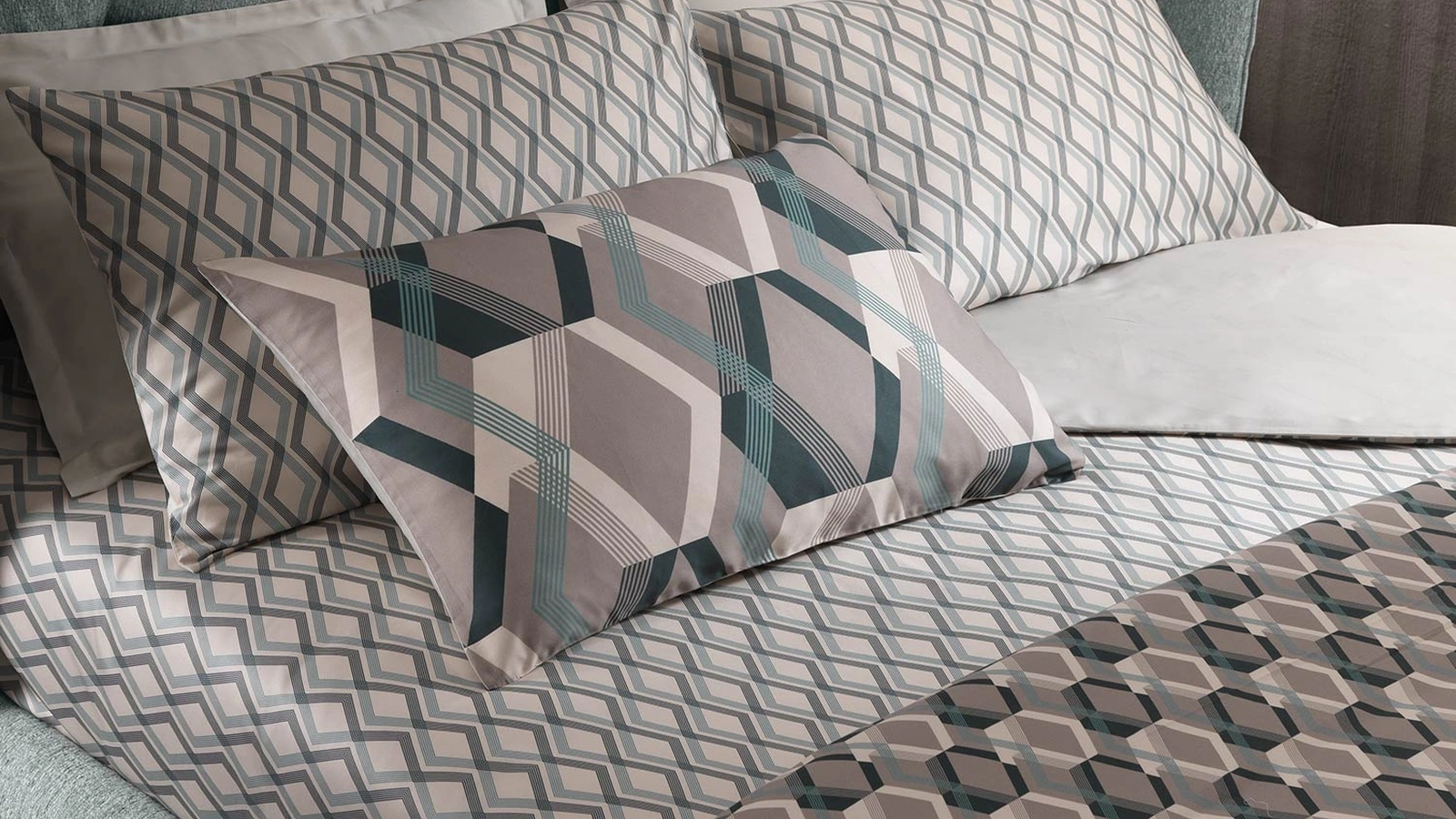 Letto in tessuto con testiera avvolgente Why Not Lily di Altrenotti