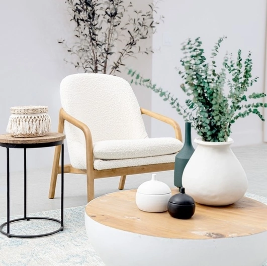 Poltrona in tessuto con struttura in legno di Pino Elaide di Bizzotto