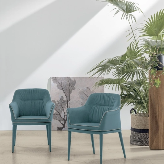 Sedia Dallas Poltroncina interamente rivestita in morbida microfibra effetto velluto di Target Point