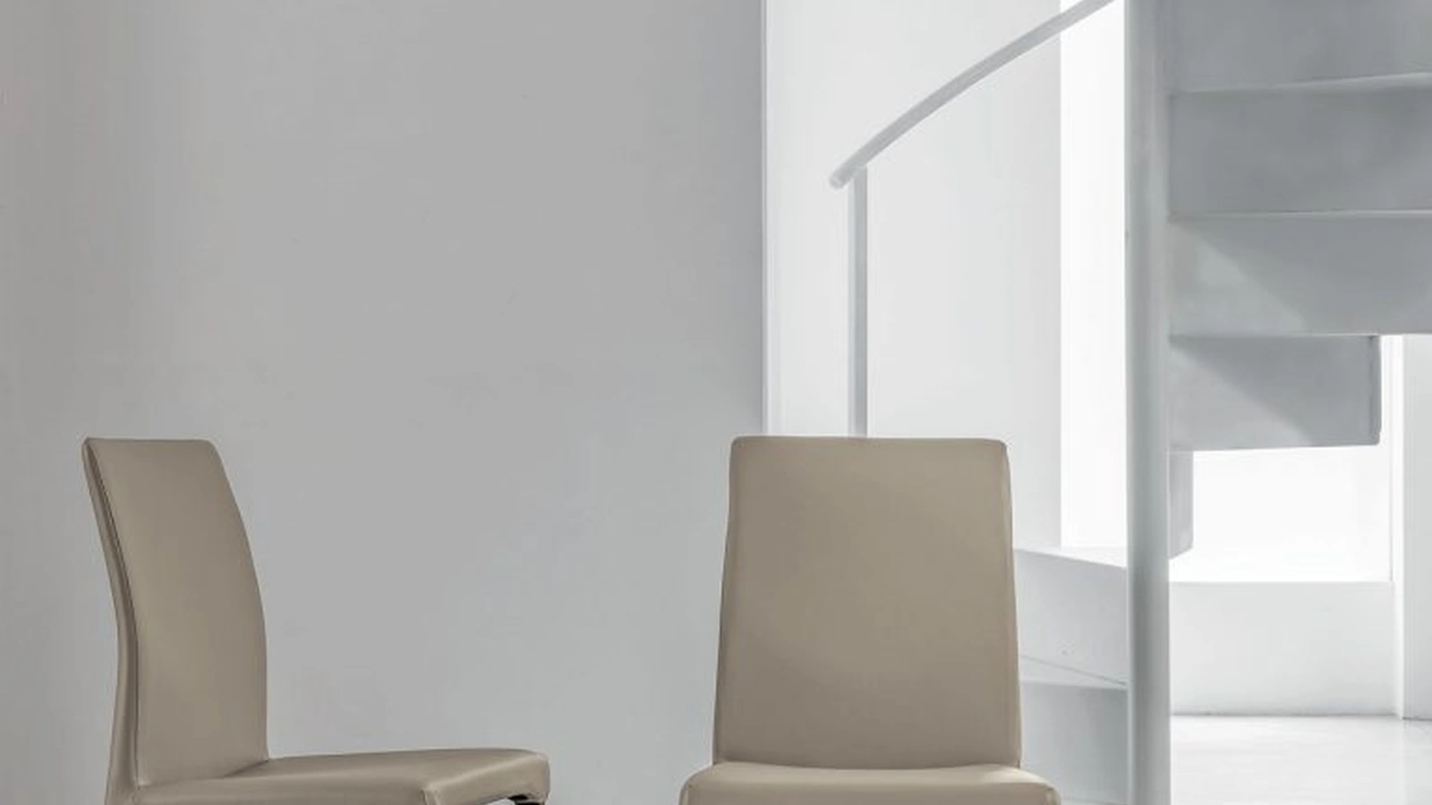 Sedia Fly in rovere moka con rivestimento in ecopelle di Tomasella