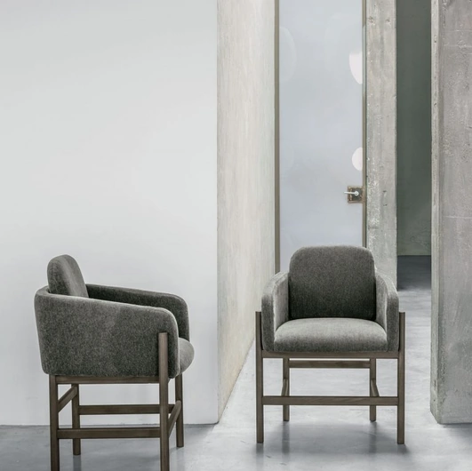 Sedia Hood in tessuto imbottito con struttura in legno rovere moka di Tomasella