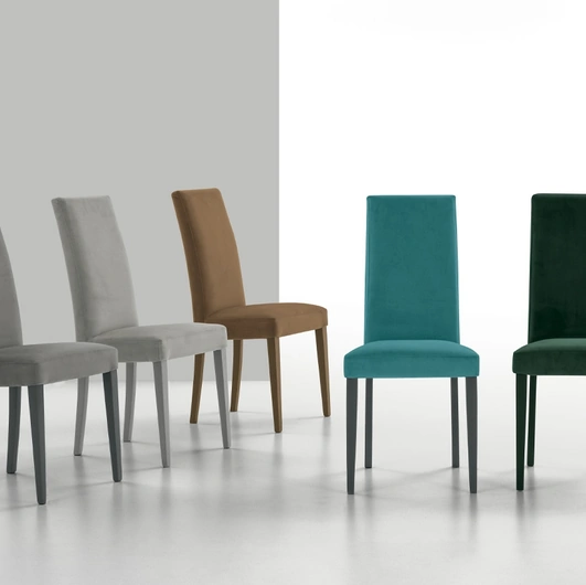 Sedia Lugano in morbida microfibra e struttura in legno verniciato di Target Point