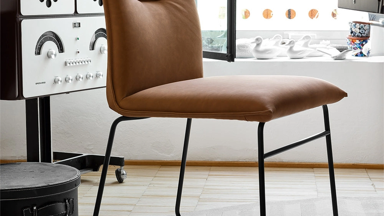 Sedia in ecopelle con struttura in metallo a slitta Maya di Connubia