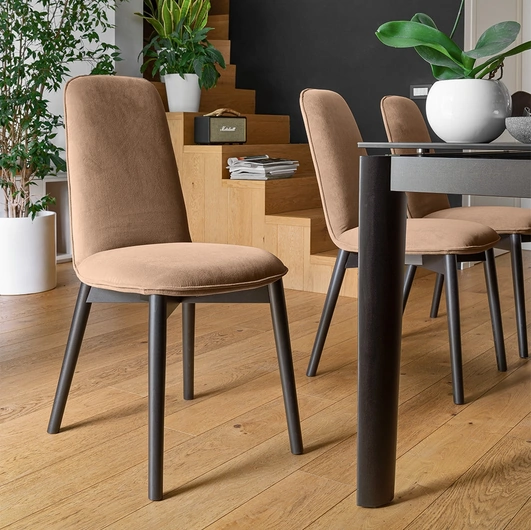 Sedia in tessuto imbottito Riley di Connubia