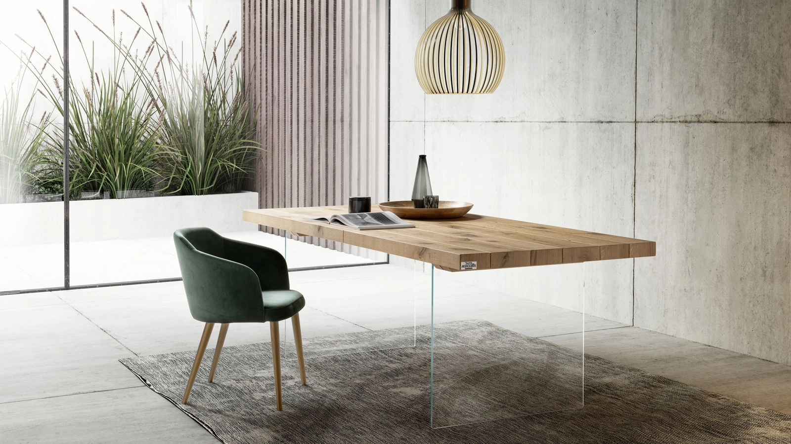 Tavolo con gambe in vetro e piano in legno Ice di Alta Corte