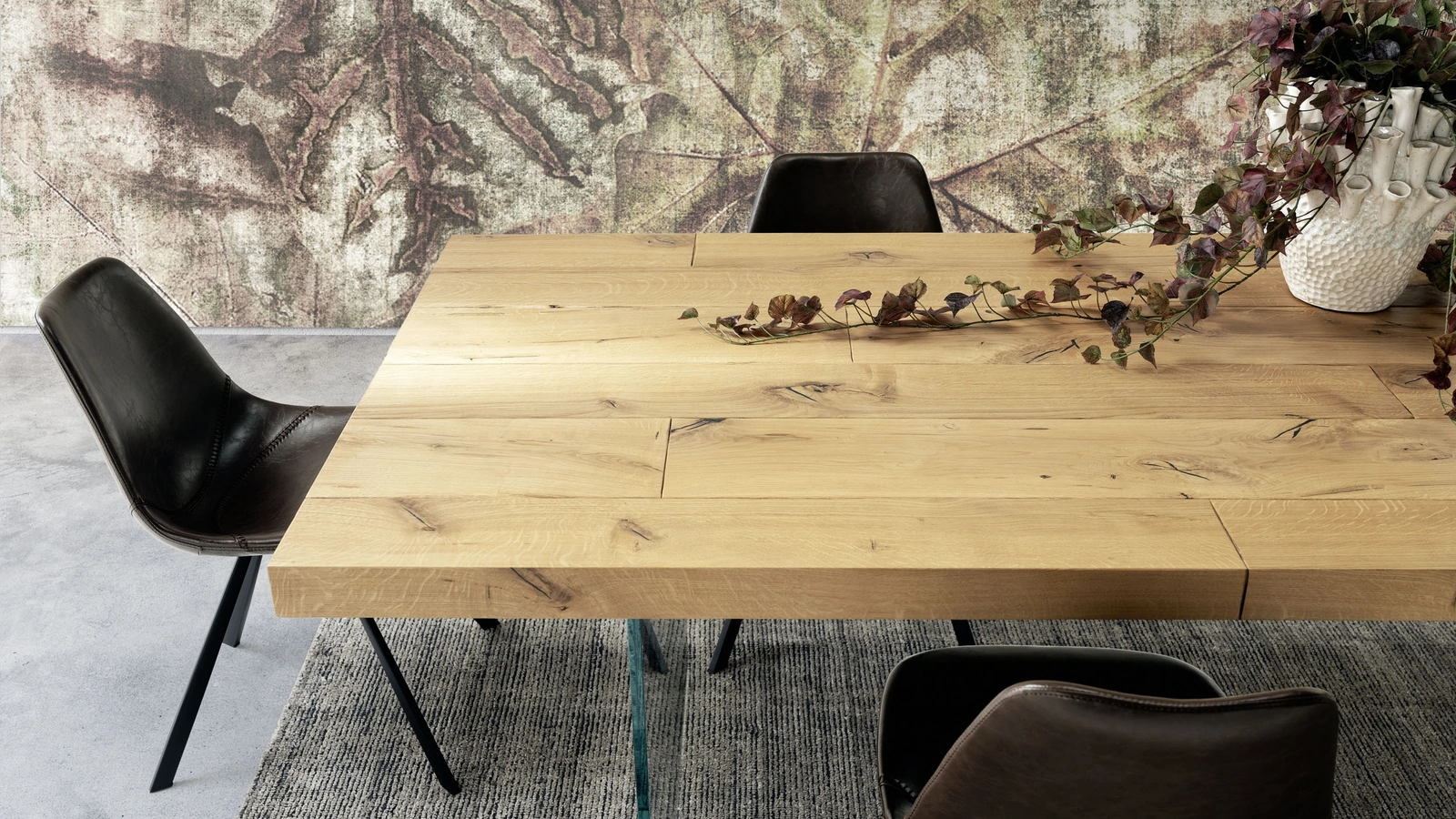 Tavolo con gambe in vetro e piano in legno Ice di Alta Corte