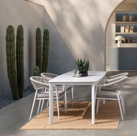 Tavolo Alcora con top in pietra di Bizzotto