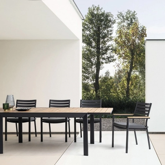 Tavolo Belmar in alluminio effetto legno di Bizzotto