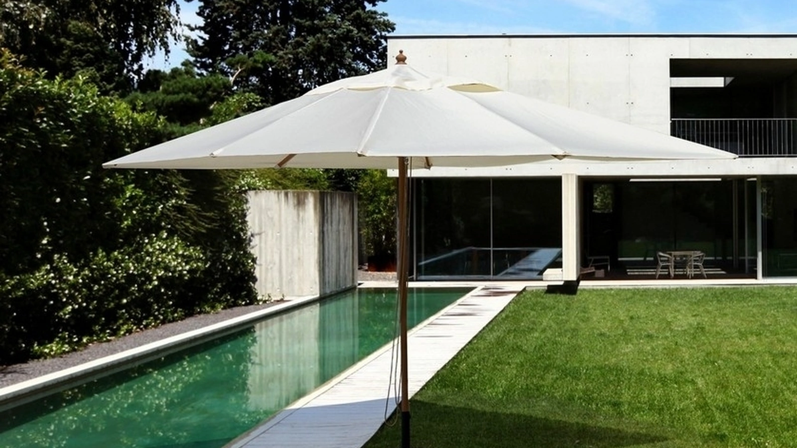 Ombrellone Eclipse in metallo effetto legno di Bizzotto