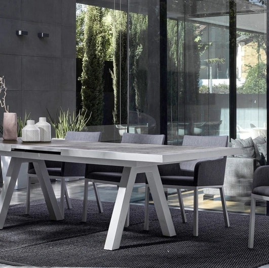 Tavolo in ceramica e Sedie imbottite Lunar di Bizzotto