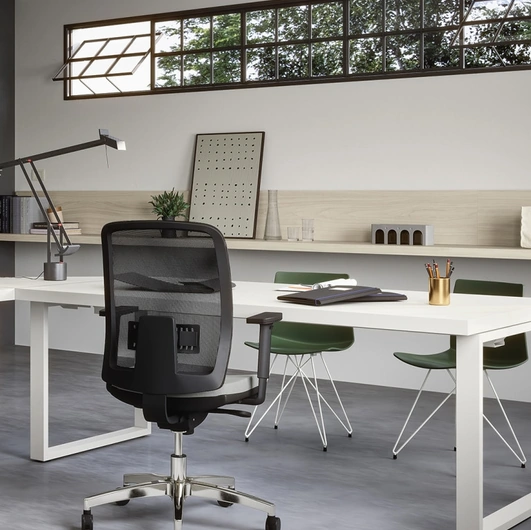 Sedia Operativa su ruote con seduta in tessuto imbottito e schienale in rete York di Cinquanta3